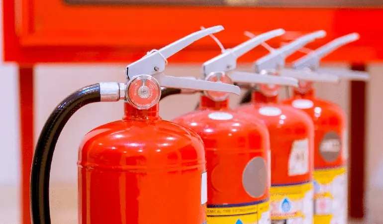 Extintores de incêndio enfileirados