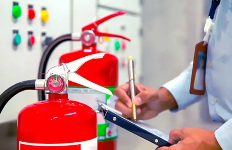Técnico realizando inspeção de extintor